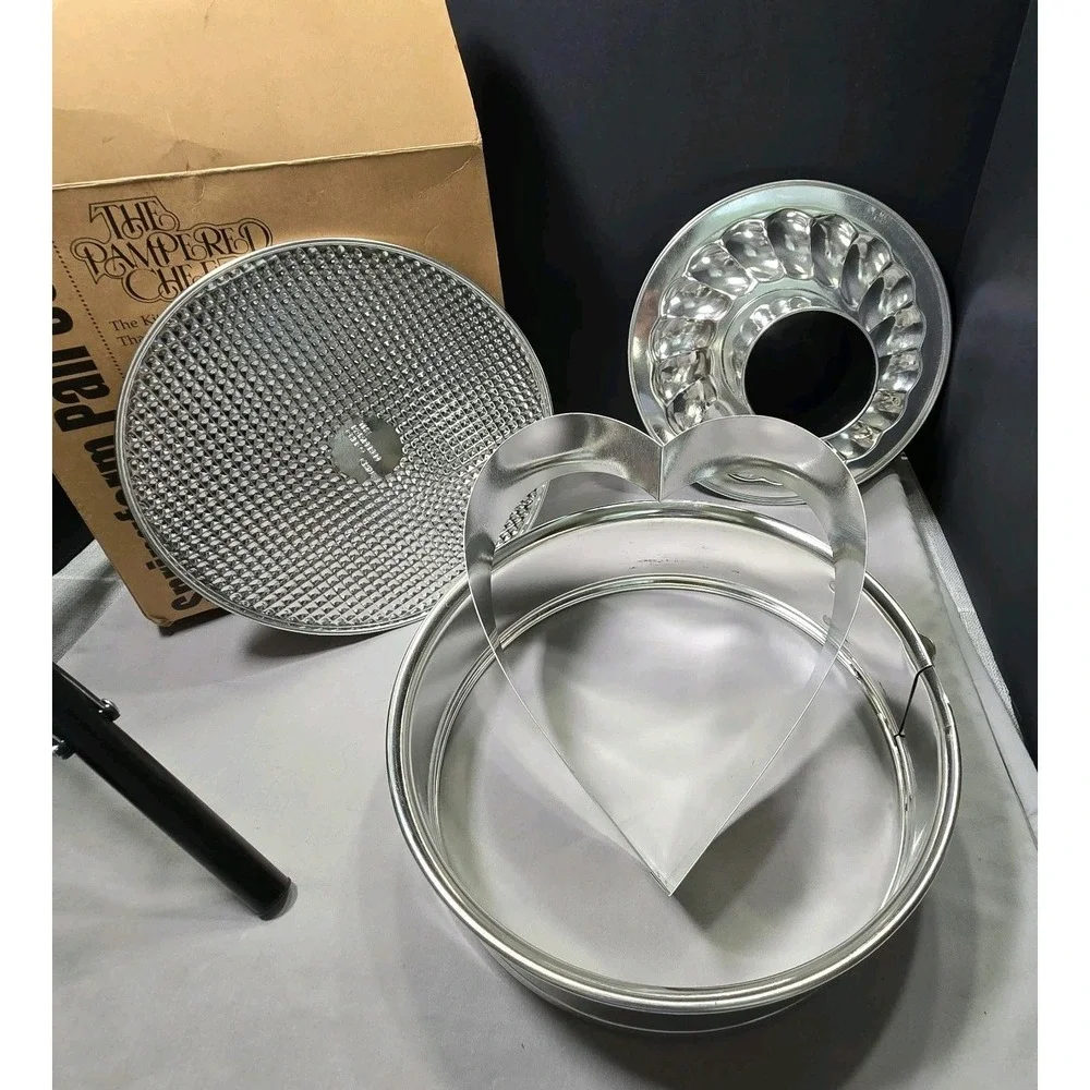 THE PAMPERED CHEF SPRINGFORM PAN SET WITH HEART #1540  with Box